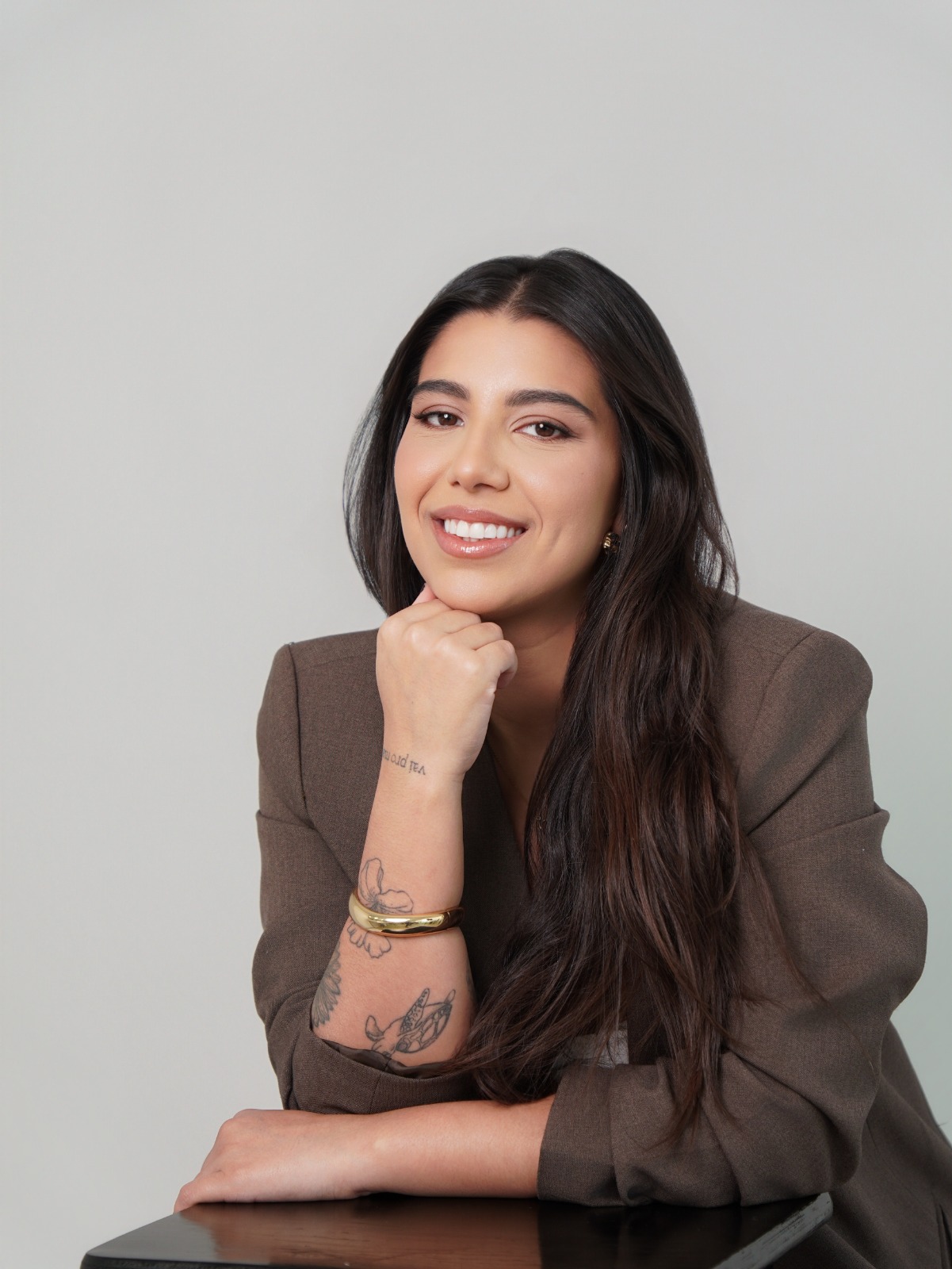 Lorena Cirino, psicóloga clínica, sorrindo em ambiente claro de atendimento