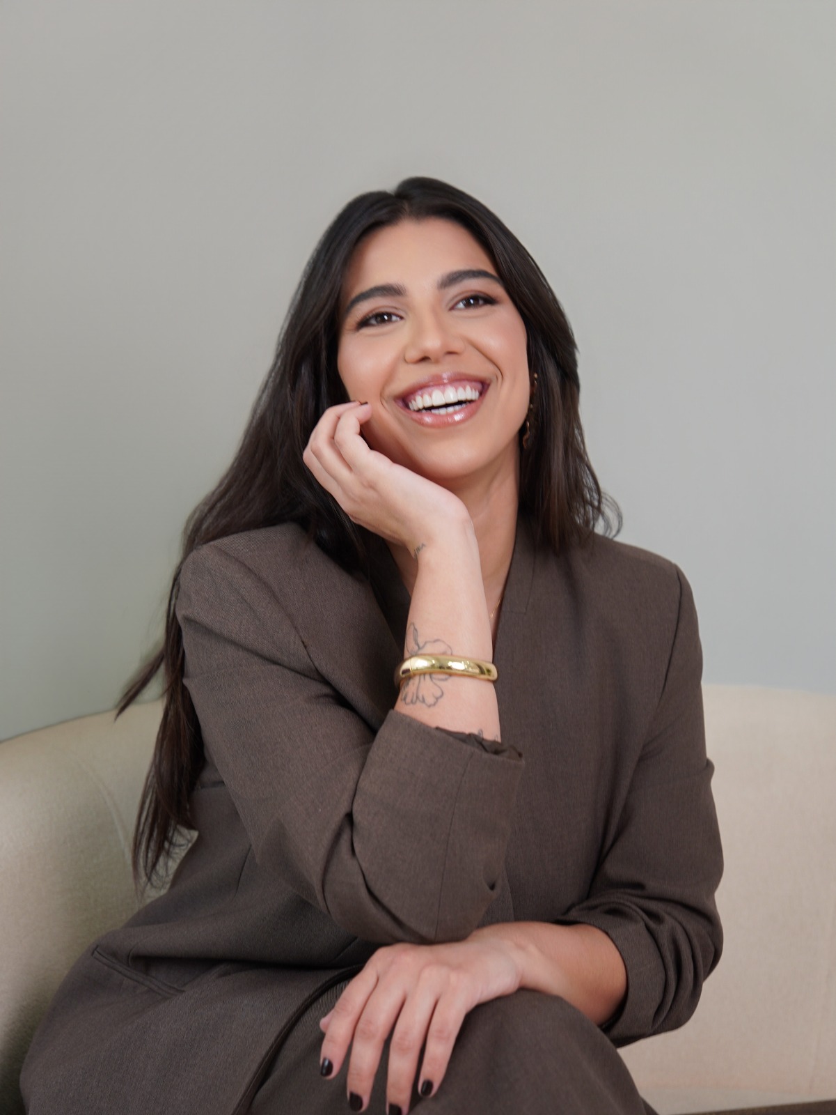 Lorena Cirino, psicóloga clínica, sorrindo durante atendimento